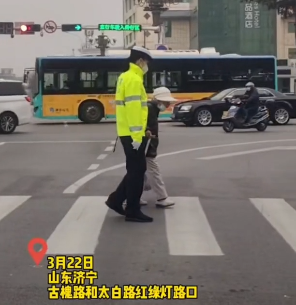 济宁交警扶老人过马路，网友抓拍暖心瞬间为她点赞！