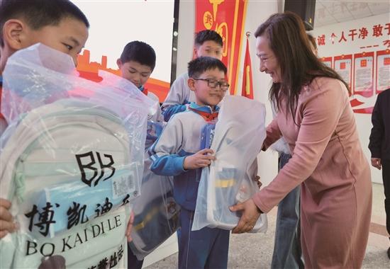 微山益起来助学团团长罗艳：公益助学路上的“摆渡人”