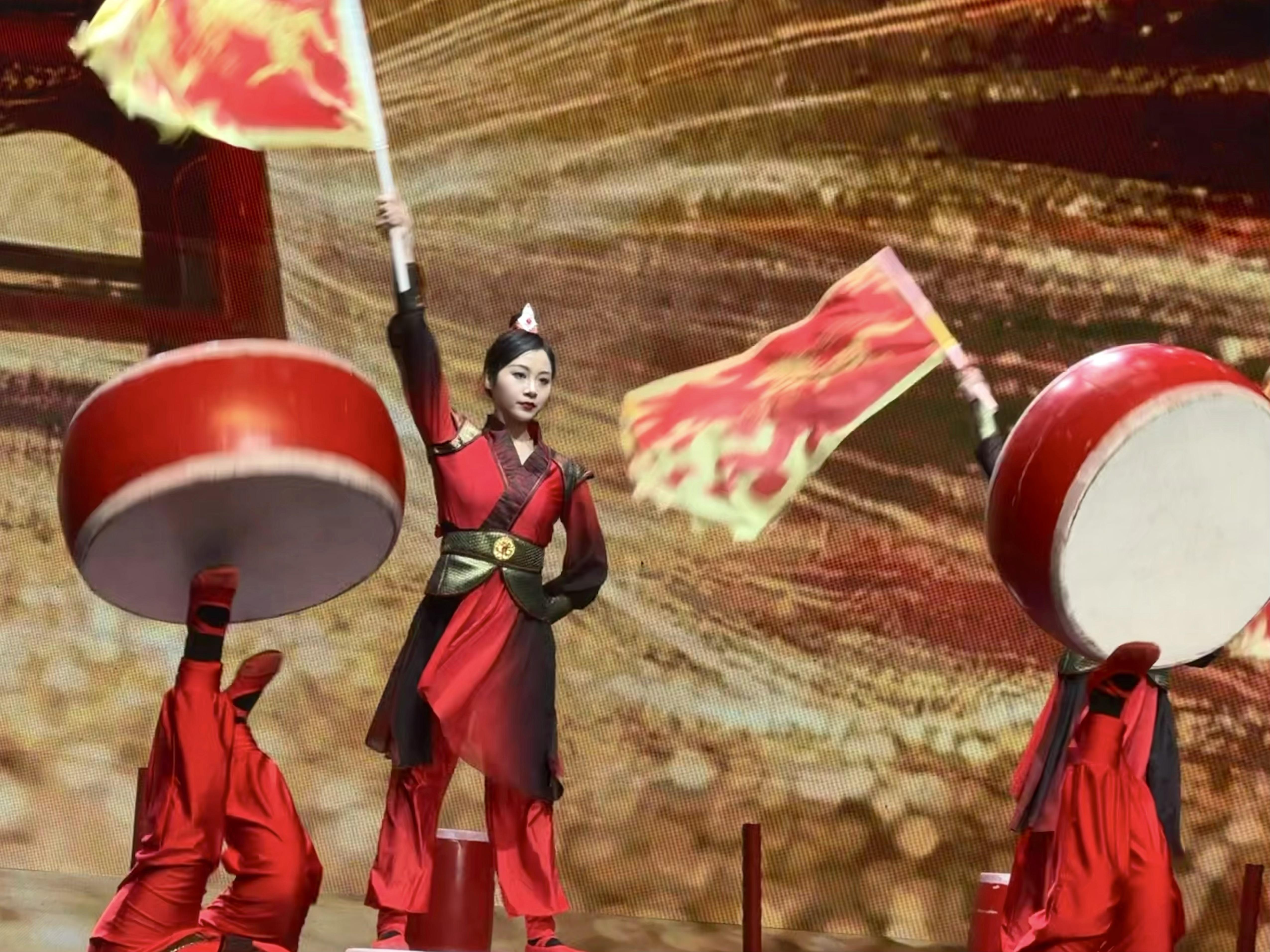 对话杂技《蹬鼓·板凳龙》演员李苑、王加鲁