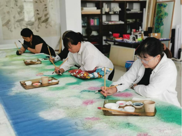 从灶台到画案，她们用一支画笔，让巨野牡丹惊艳世界