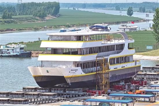 新能船业首艘内河旅游客船吉水
