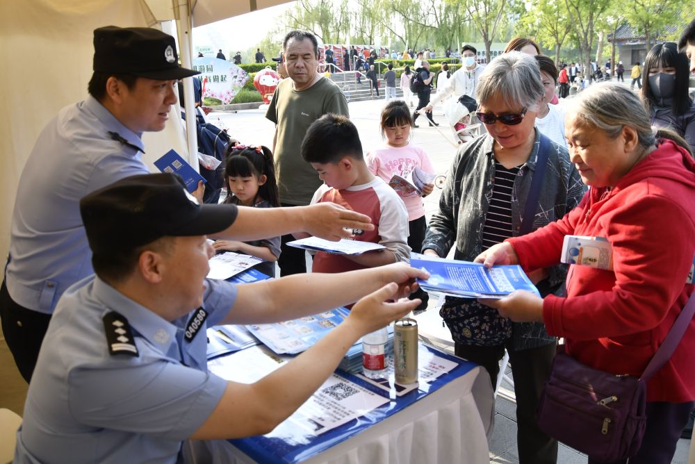 半月谈丨找重症患者和未成年人取现引流：高压态势下，电诈又翻新