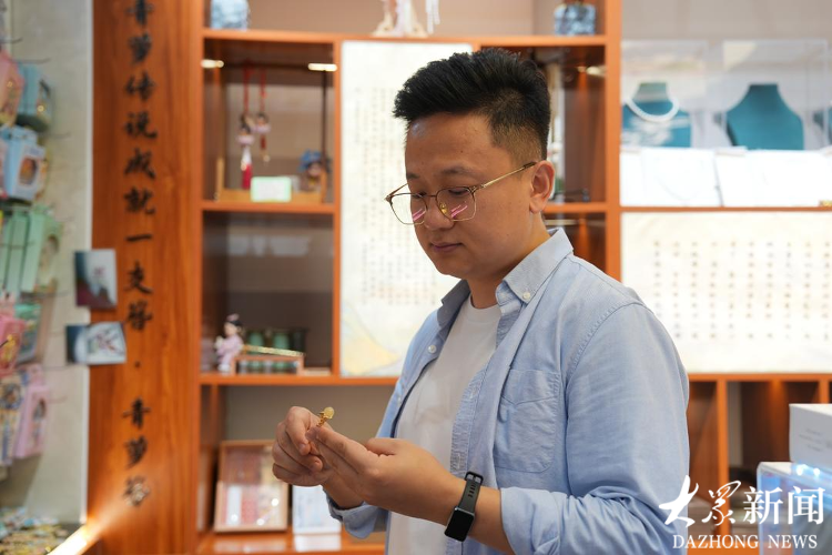 小店里的“文化转译人”，成了高层次人才