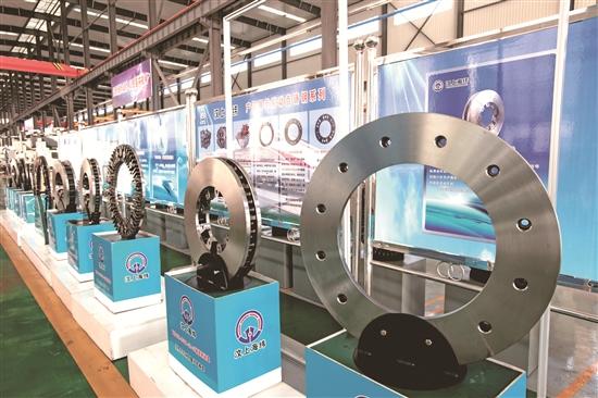 加力实施工业经济“头号工程”丨乘“数”而上