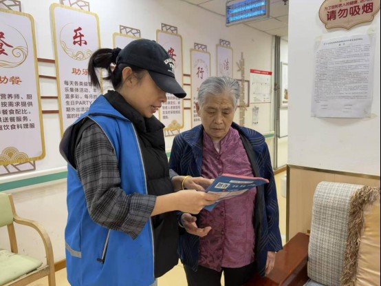 任城区古槐街道县前街社区开展“谨防养老诈骗”宣传活动