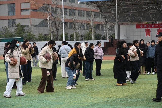 巾帼绽芳华  欢乐庆“三八”  ——邹城一中举行庆祝“三八”国际劳动妇女节表彰暨趣味运动会