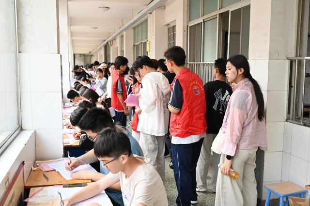 盛夏迎萌新 启航新征程——邹城一中2026级高一新生报到注册现场侧记