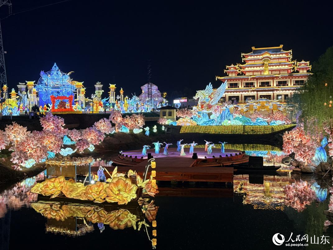 淄博花灯齐彩城水上演艺。人民网 李子悦摄