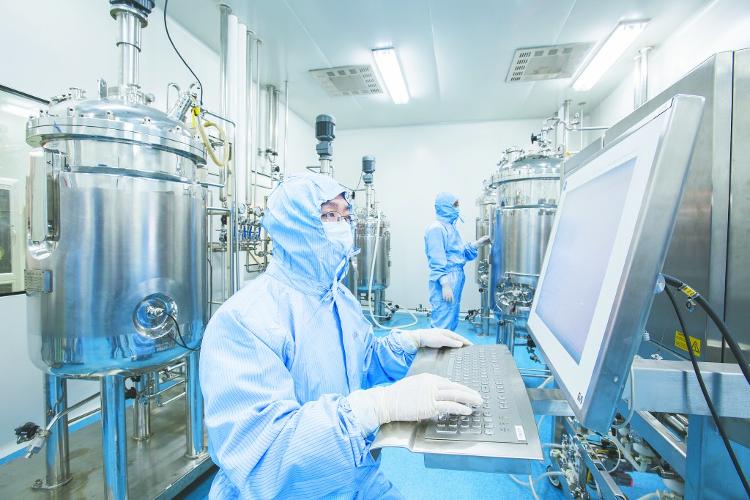 鲁南制药集团中药制药共性技术国家重点实验室里，技术人员正在收集实验数据。□记者 纪伟 通讯员 杜永武 报道