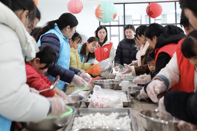 社区志愿者和居民一起做元宵。.jpg