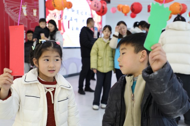 小朋友参与猜灯谜游戏 (2).jpg