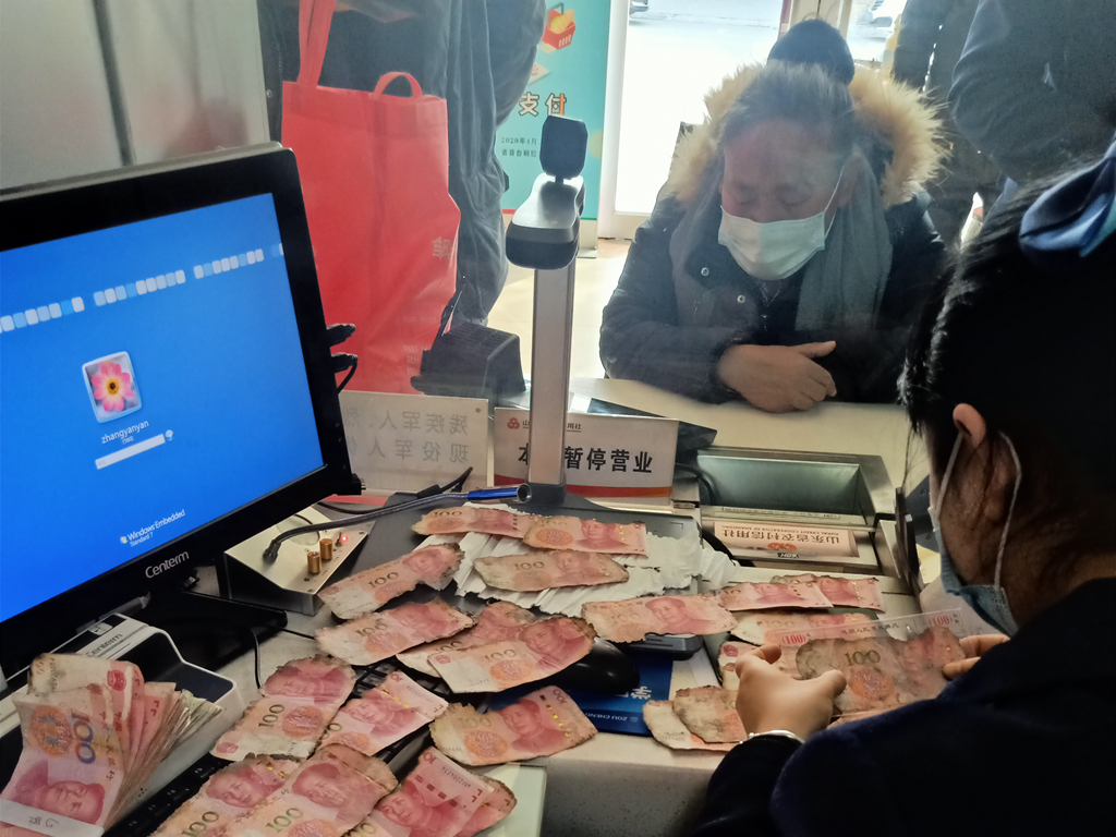 整理残币现场2_副本.jpg