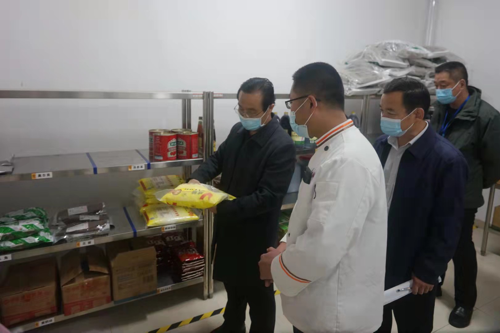 学校党委书记、校长孙伟（左一）带队督导学校餐厅食品卫生安全工作.jpg