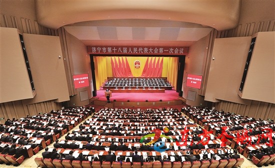 市十八届人大一次会议隆重开幕