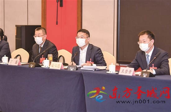 经济一组政协委员在讨论报告