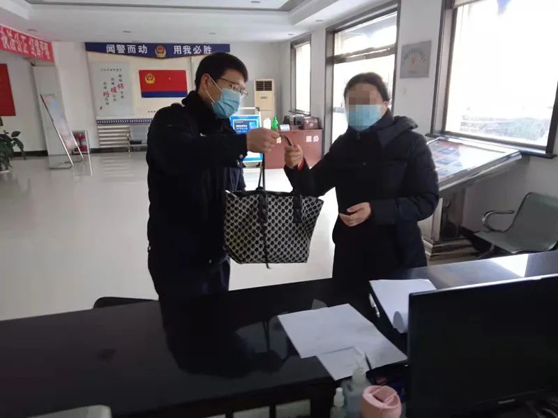 热心群众捡挎包 民警助力找失主3.jpg