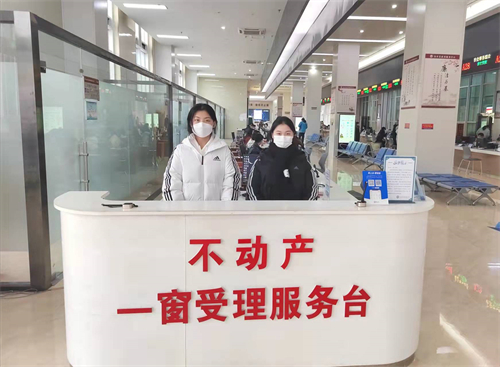 不动产登记中心一窗受理服务台.jpg