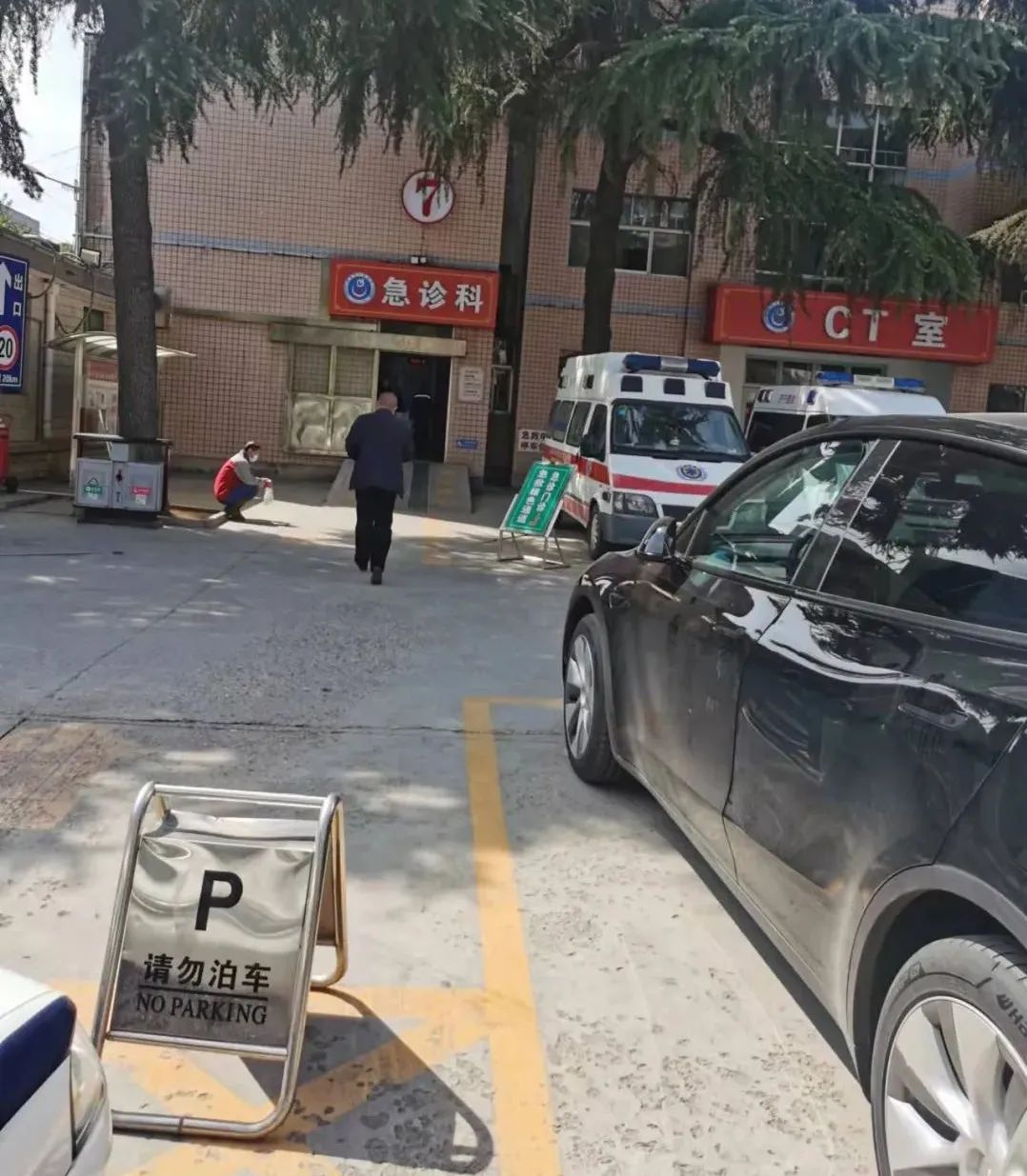 及时护送群众就医 细微之处显真情.jpg