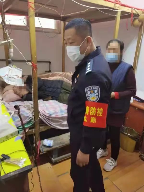 老人摔倒头部受伤 民警紧急送医救治.jpg