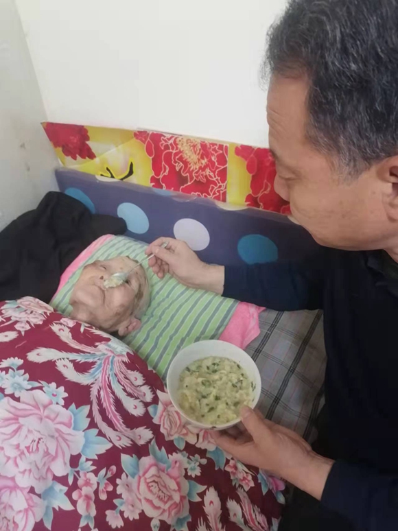 耐心给姨妈喂饭.jpg