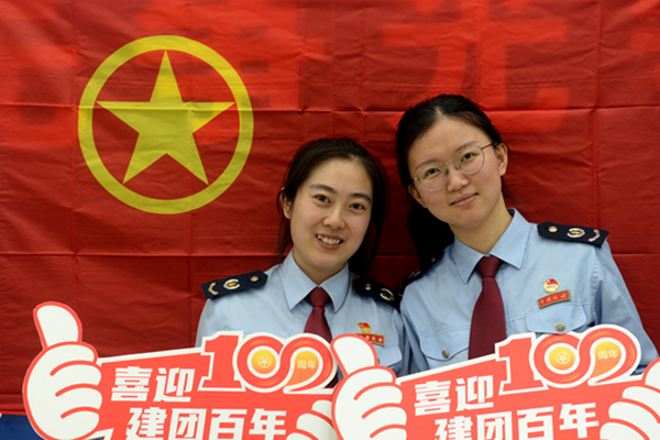 2人团旗.jpg