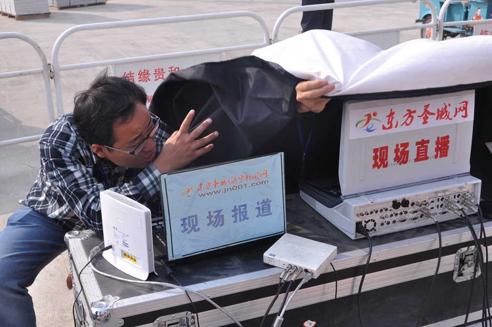  工作人员为保证直播效果辛勤工作