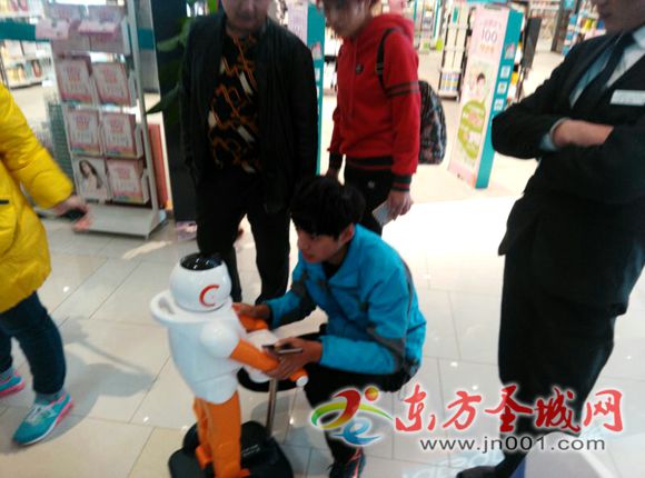 机器人开场引发观众围观