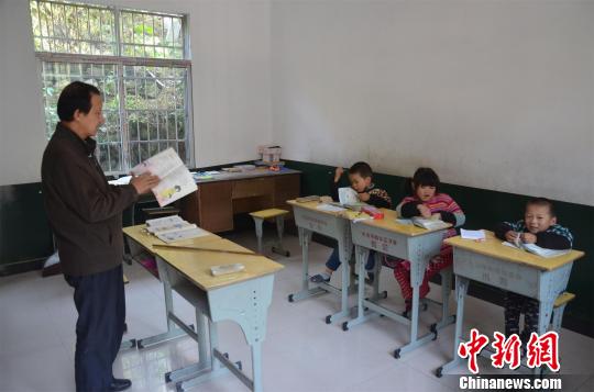 湖北乡村教师扎根深山37年现守护3个学生