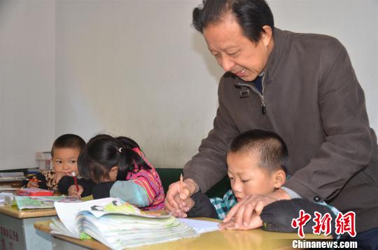 乡村教师扎根深山37年 现守护3个学生