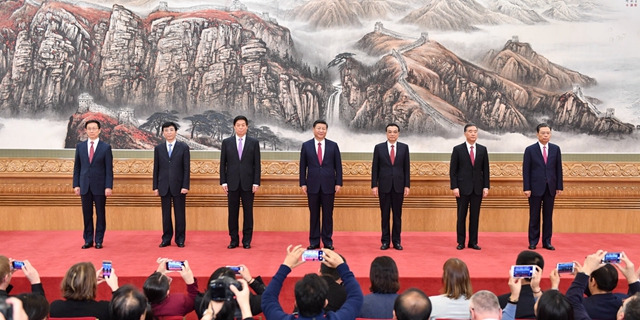 十九届中央政治局常委同中外记者见面