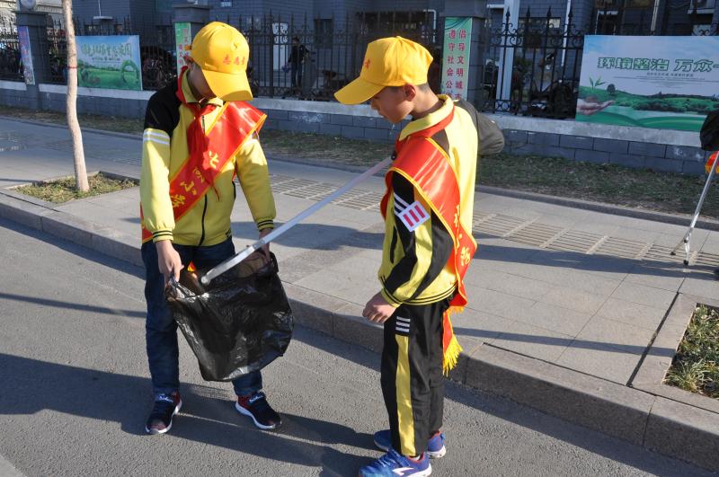 济宁市北湖小学文明城市你我他志愿者活动.jpg