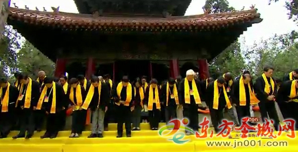 全场嘉宾向先师孔子行鞠躬礼