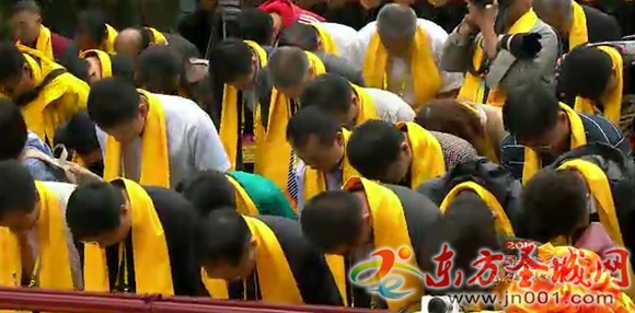 嘉宾向先师孔子行鞠躬礼