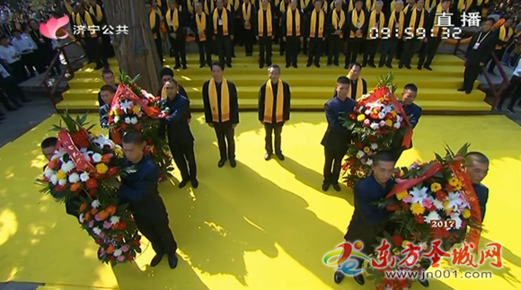 曲阜市委书记刘东波先生，市委副书记、市长彭照辉先生，市人大常委会主任李玲女士，市政协主席孔令玉先生敬献花篮